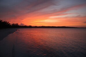 På stranden, solstolar och strandhanddukar
