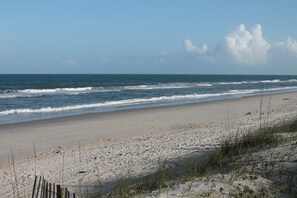 Una playa con arena y olas.