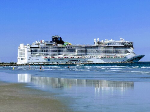 Beautiful Beach side Condo, 1 Short Block To The Beach!