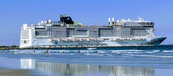 Beautiful Beach side Condo, 1 Short Block To The Beach!