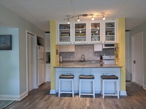 Jääkaappi, mikroaaltouuni, uuni, liesi