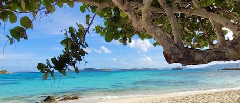 På stranden, liggestole, badehåndklæder