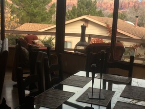 Outdoor dining - Sedona Red Rock View, Dogs ok, Amazing Location, Sparkling Clean close to trails (Sedona)