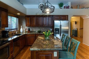 Frigorífico, microondas, placa de cocina y lavavajillas