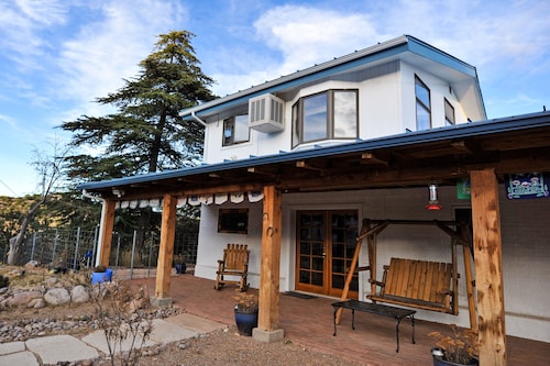 Genießen Sie Wildlife von Ihrem Schaukelstuhl und Swinging Bench auf Front Porch