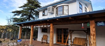 Genießen Sie Wildlife von Ihrem Schaukelstuhl und Swinging Bench auf Front Porch