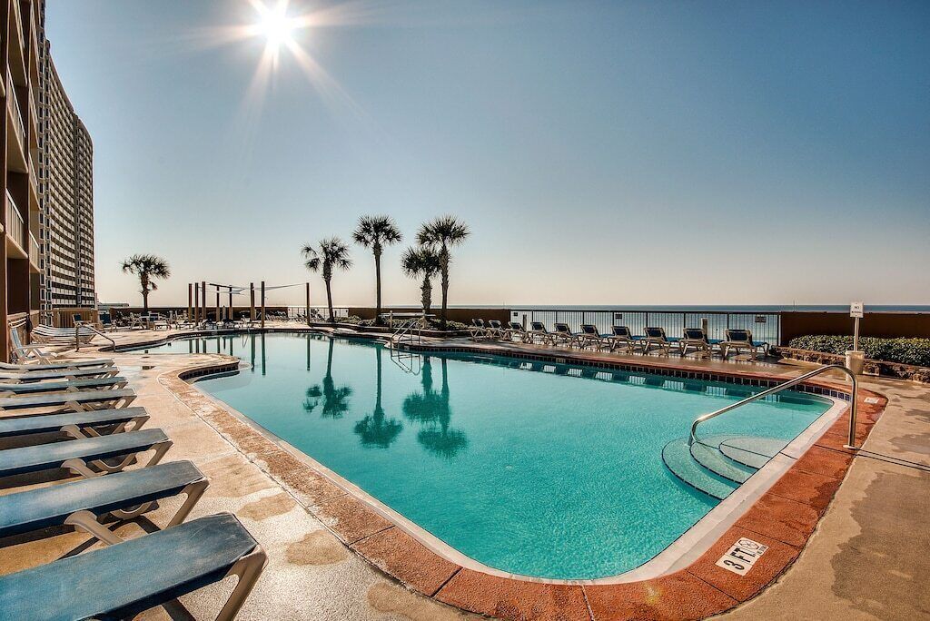 Innendørsbasseng og et oppvarmet basseng