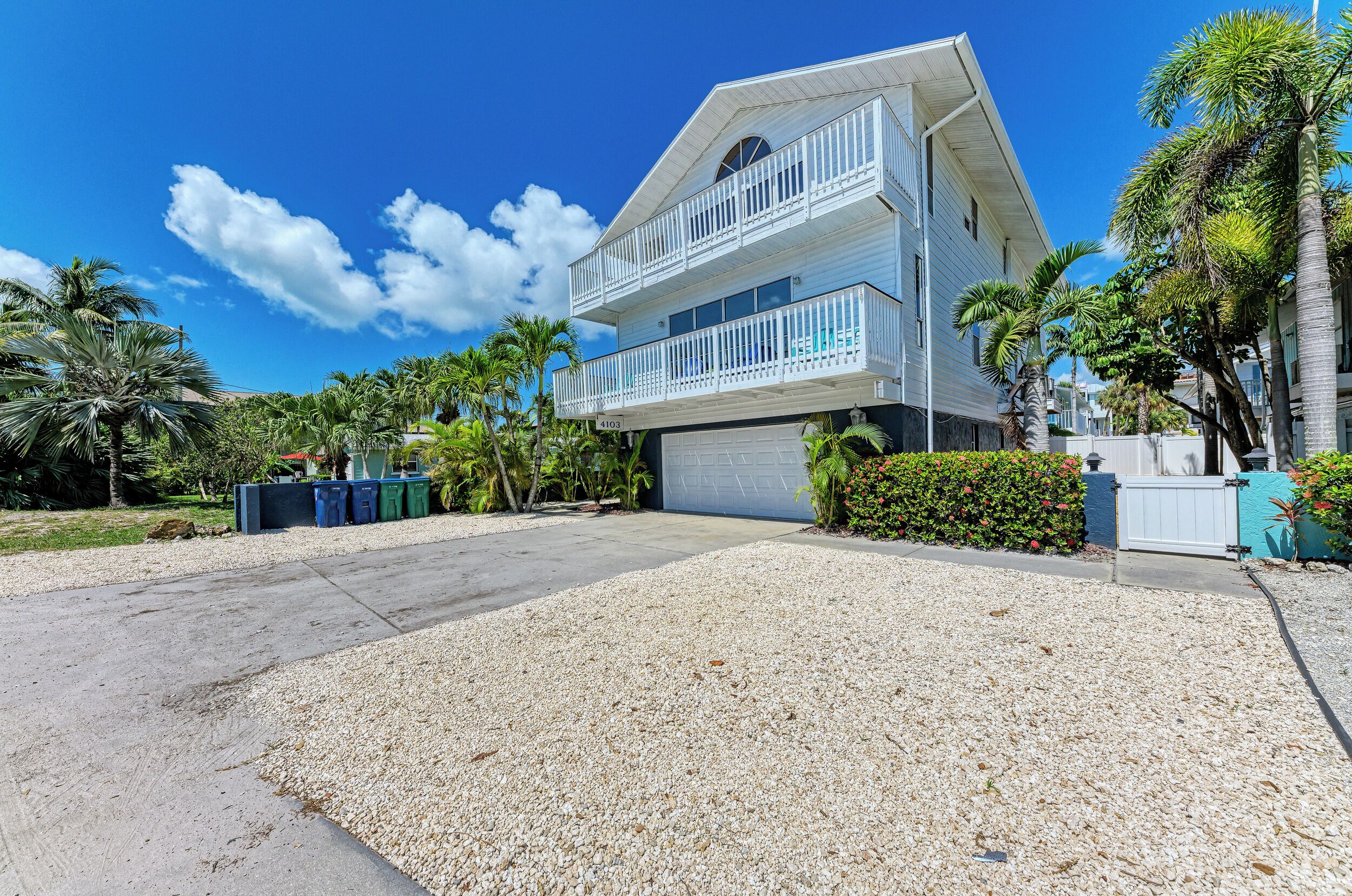 Perfect view of Beach from deck, Walk to all , free WIFI, beach gear provided!