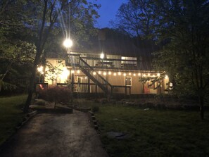 Exterior - Huge 3000sqf Creek Front - 8 person hot tub, Fire pit, two decks, Ski Hill. (Bushkill)