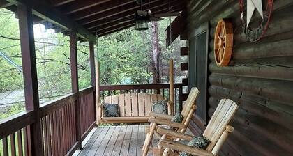 Log Cabin Sleeps Nine-Convenient to Attractions-Easy Access- Private Hot Tub