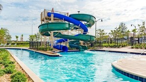En vattenpark med flera vattenrutschkanor och en pool.