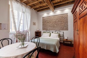 1 Schlafzimmer, Schreibtisch, Bügeleisen/Bügelbrett, Reisekinderbett