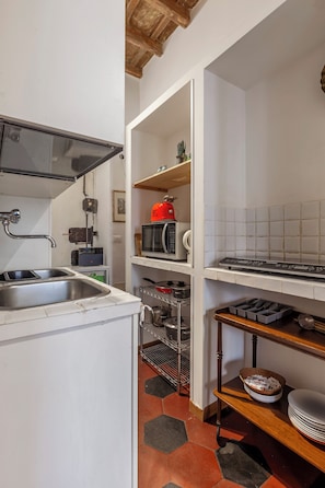 Geladeira, micro-ondas, cooktop, cafeteira/chaleira