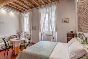 1 quarto, escrivaninha, ferros/tƔbuas de passar roupa, berƧo de viagem
