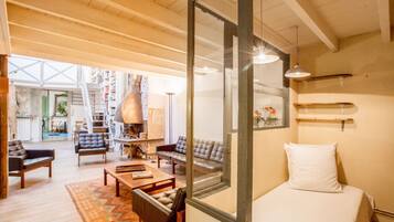 5 bedrooms, desk, iron/ironing board, free WiFi