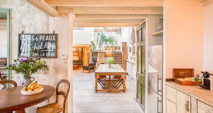Loft immense, plein de lumiÚre, dans le quartier animé du canal Saint-Martin, prÚs du quartier du Marais