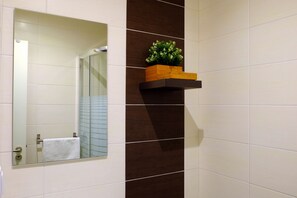 Dusche, Haartrockner, Handtücher, Shampoo