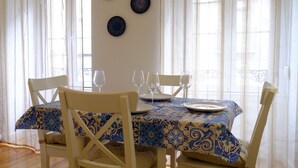 A dining table set with plates, glasses, and a blue patterned tablecloth. - Travessa House I - Graça. Lisbon Historic Center (Lisbon)