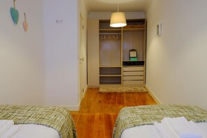 2 chambres, bureau, fer et planche à repasser, lit parapluie