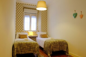 2 chambres, bureau, fer et planche à repasser, lit de bébé portatif
