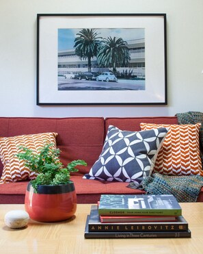 Smart-TV, bøker og stereoanlegg