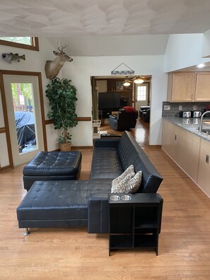 Smart TV, video games, books, video library - 6BR 225' Lakefront!!! Hot Tub, Dock, Private Boat Ramp, XFinity 400Mb wifi (Mineral)