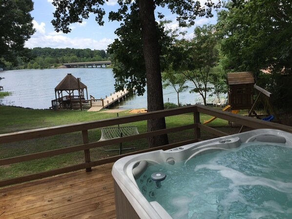 Outdoor spa tub - 6BR 225' Lakefront!!! Hot Tub, Dock, Private Boat Ramp, XFinity 400Mb wifi (Mineral)