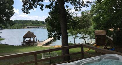 6BR 225' Lakefront!!! Hot Tub, Dock, Private Boat Ramp, XFinity 400Mb wifi