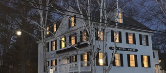 "Old River House", FAMOUS HISTORIC ELEGANCE. Waterfront/Crashing Ocean Sounds 