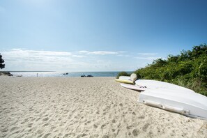Plage à proximité, chaise longue, serviettes de plage