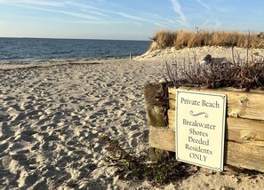 Playa en los alrededores, camastros y toallas de playa 