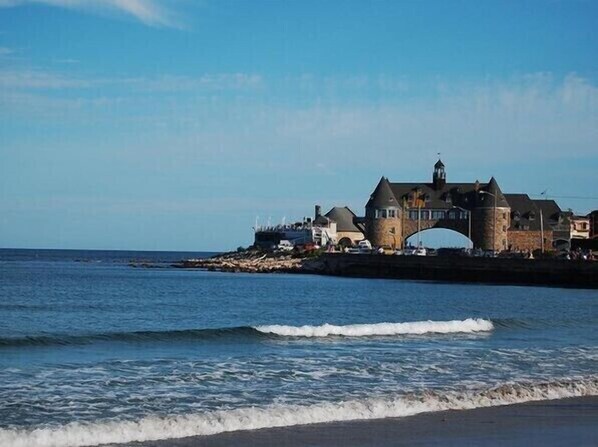Plage, chaises longues, serviettes de plage