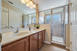 Bathtub, hair dryer, towels, toilet paper - Cozy Family 4-Bedroom Bella Vida Home Near Disney World (Kissimmee)