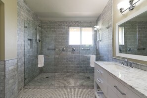 Combined shower/bathtub, hair dryer, towels, soap - VINEYARD VIEW  HOT TUB 
PERFECT LOCATION FOR RESTARUANTS AND WINE TASTING (Napa)