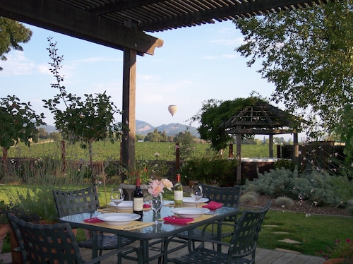 VINEYARD VIEW  HOT TUB 
PERFECT LOCATION FOR RESTARUANTS AND WINE TASTING