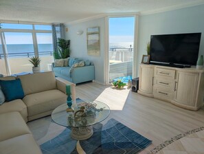 TV connectée, lecteur de DVD, livres, chaîne hi-fi