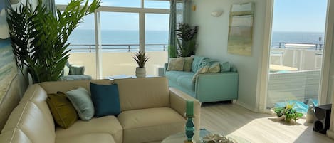 Smart TV, reproductor de DVD, libros y estéreo