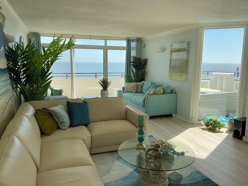 Luxury Escape! Fabulous Views! Ocean Front, Huge Private Balcony, Pool