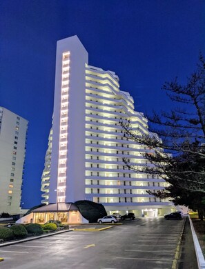 Exterior - Luxury Escape! Fabulous Views! Ocean Front, Huge Private Balcony, Pool (Ocean City)