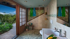 Un baño con un lavamanos grande, un espejo y una ducha.