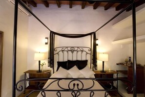 5 bedrooms, iron/ironing board, free WiFi, bed sheets