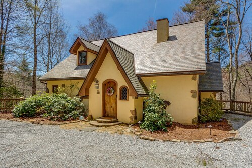 ONCE UPON A STREAM- Storybook cottage on stream, perfect for family gatherings.