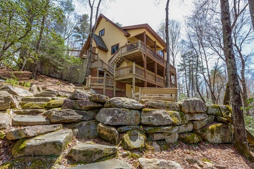 ONCE UPON A STREAM- Storybook cottage on stream, perfect for family gatherings.