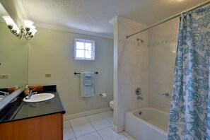 Combined shower/tub, hair dryer, towels, soap - Amazing MoBay Country Club Rental!Fresh Decor. Perfectly Priced. 🇯🇲 (Montego Bay, St. James)