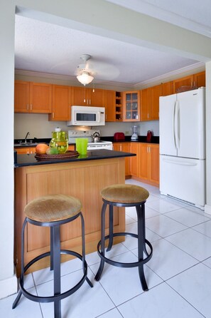 Kjøleskap, mikrobølgeovn, ovn og kokeplater