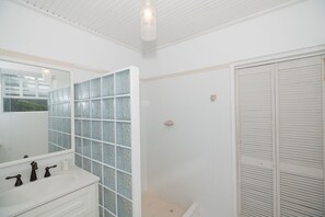 Dusj, hårføner, håndklær og såpe