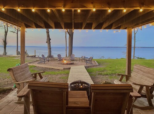 Texas Size, Pet Friendly Barndominium with Hot Tub Overlooking Toledo Bend Lake.