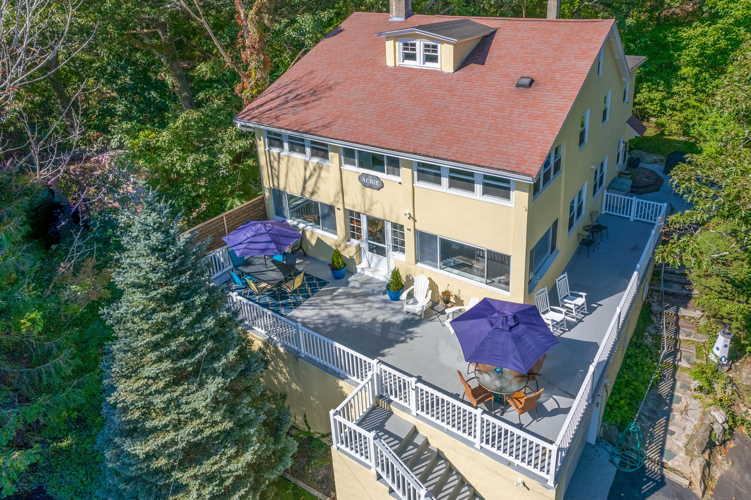The Aerie. 2 King beds, AC, outdoor shower. Walk to 2 local beaches