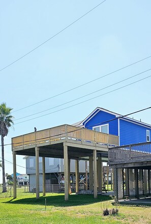 Exterior - Large back-Deck and front Patio..!!!.. Away From The Crowds ..!!!...Ocean Views. (Galveston)
