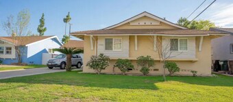 Cozy Cottage Home-3 bedroom/2 bath- 1 mile to Disney Parking Tram
